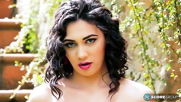 Lástima que los vecinos no pudieron ver a Alexya haciendo su jardinería desnuda.