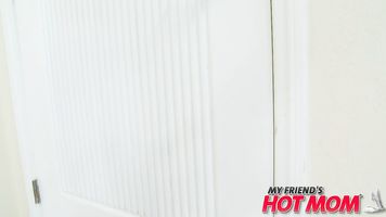 Tara toma un pico en la habitación en la que Seth va a dormir mientras se queda sobre su casa con su hijo.