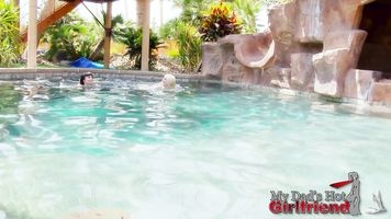 Anissa Kate y Jessie Volt son dos chicas francesas calientes pasando el rato en la piscina de su novio.