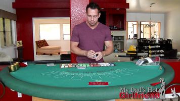 Johnny está practicando blackjack porque su padre dice que necesita conseguir un trabajo, pero aún no es tan bueno en eso.