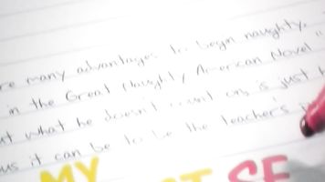 A la profesora Reese le gusta que los niños traviesos hagan cosas por ella, así que cuando atrapa a Derrick engañando, no lo delata.