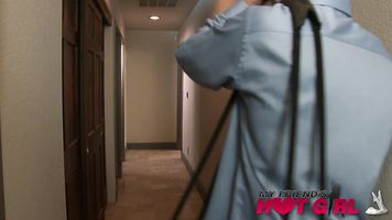 Bill llega a casa después de un día agotador en el trabajo y la chica de su amigo, Audrey Bitoni, lo conoce con un traje sexy.