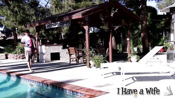 Shawna Lenee está pasando el rato junto a la piscina con el marido de su amiga.