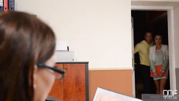 Lo que comienza como una reunión de oficina se convierte en un festival de amor en boss laura orsolya