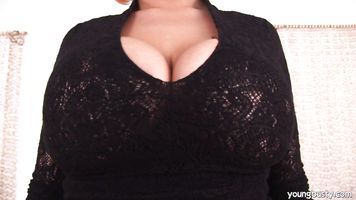 Wow, Me Encantaría Obtener Una Paja Lenta De Ella Y Esas Grandes Tetas Sexy