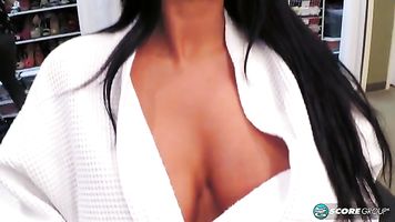 Nos encontramos con la sexy Nadia Villanova en el vestidor de SCORE antes de que su nuevo amigo Jmac llegue para arrojarla a la cama y follarla hasta mañana.