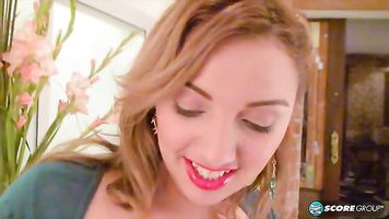 Otra vista turística más rígida es Paola caminando en la Plaza con su top rosa apretado, su sujetador de copa 36E visible debajo de la tela delgada.
