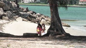 Chanel Blanco, Missy Martínez-Melocotones en las playas.