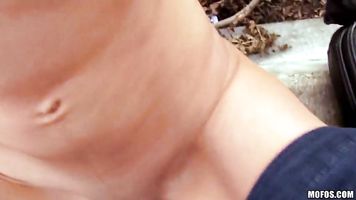 Mira esos deliciosos pezones duros como una piedra.