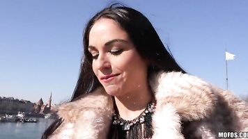 La mejor característica de esta chica son sus tetas y apenas las estás mostrando.