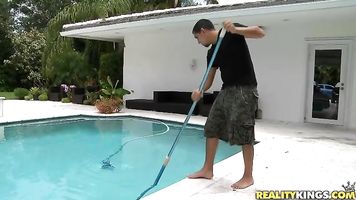 Rainia esperaba la llegada de algunos clientes importantes a su casa.
