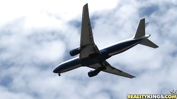 El avión en el que Brandy trabaja como azafata acaba de aterrizar y seguridad quería hablar con ella en privado en la oficina.