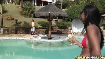 Qué hermoso día en Brasil y las cosas definitivamente mejoraron cuando Leona llegó a la escena.
