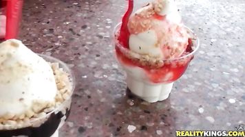 Después de conseguir algunos cupones en el periódico dominical para un poco de helado gratis, estaba emocionado.