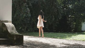 Kira Queen y Victor tienen una idea totalmente inusual de tener un picnic romántico al aire libre.