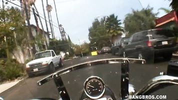 Evie Delatosso estaba montando su cerdo cuando se dio cuenta de que estaba un poco sucio, así que condujo hasta el lavadero de autos local donde lavaría su bicicleta.