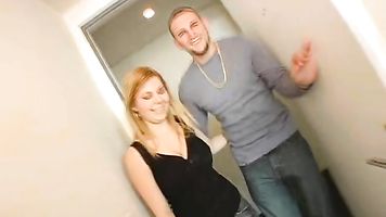 Así que estaba chillin en mi casa cuando Jmac llamó y me dijo que iba a pasar con una chica sexy que acaba de conocer en un club.