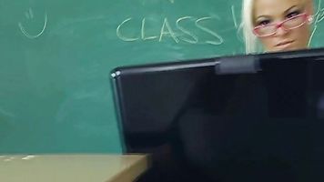 Rhylee es una nueva maestra en la cuadra.