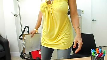 Hemos remasterizado un poco de acción milf caliente para su placer visual hoy.