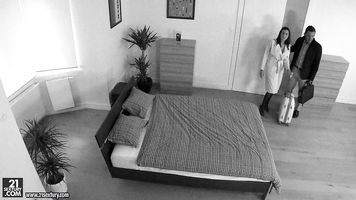 ¿Mencionamos cuánto le gusta a Victor traer a sus amantes a este motel voyeur?