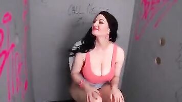Mamá mujer con tetas gigantes tener glory-hole