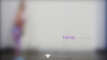PUREMATURE Chesty esposa Tegan James follada durante su sesión de yoga