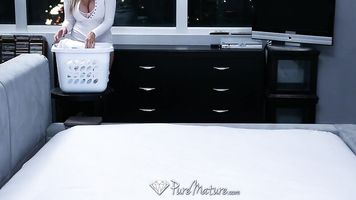 HD-PureMature-Julia Ann recibe una bofetada en las tetas flojas