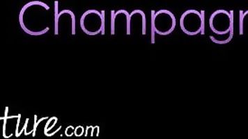 PureMature-Mamá Brett Rossi consigue champán chupado de su culo