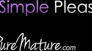 PureMature-Ama de casa Hillary Scott chupa y folla una polla engrasada