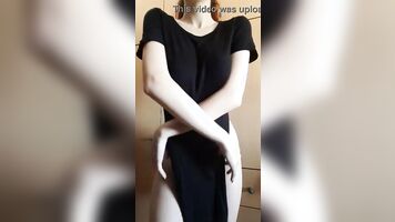 rica tetona se levanta el vestido