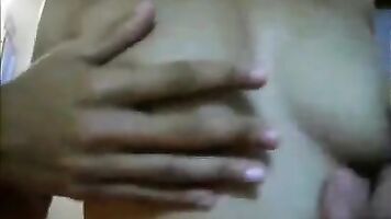 oh, qué hermosas tetas grandes y echar un vistazo a los labios del coño.