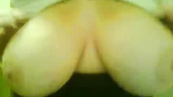 Cuerpo muy delgado pero con jarras muy enormes y un bonito coño pinky .