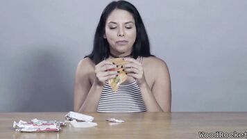 Estrellas porno Comiendo: Missy Martinez Acaricia Rollitos de Fruta