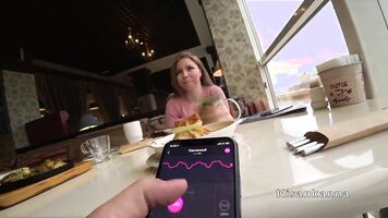 Llevado a un Restaurante y Cum en la Garganta en el baño! ella Tragó Semen
