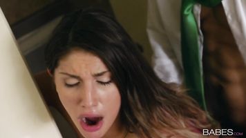 Alex la folla por todo el baño, llevándola a un orgasmo explosivo antes de descargar una gran corrida por toda su hermosa cara.