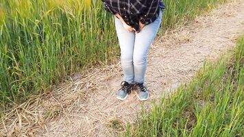 Alice-Desesperado por orinar, luego lo perdió y me oriné en Jeans y Bragas ;)