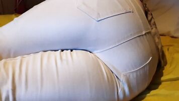 Mojar la cama en Jeans Blancos Manchados de Orina. Sentirse perezoso y mojar la cama de nuevo; p