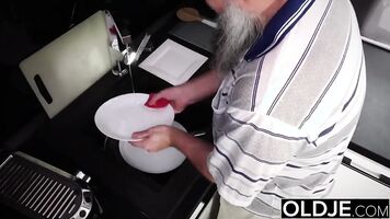 Paso Papá me cogió Duro tengo Semen en mi Boca soy una Puta
