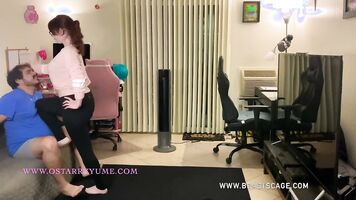 Descalzo, Pantalones de Yoga,y un montón de SASS!- Free Full Length Femdom / Ballbusting Vid