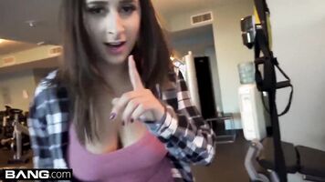 Inocente Ashley Adams Folla en un Gimnasio Público